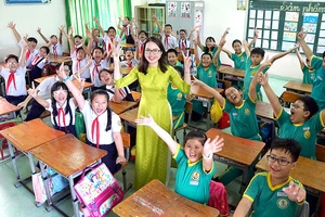 Cô Trịnh Giáng Tiên, giáo viên Trường Tiểu học Trung Nhất (quận Phú Nhuận) bên các học trò thân thương của mình. Ảnh: HOÀNG HÙNG