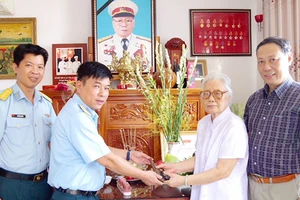 Bà Bùi Thị Yến, phu nhân cố Thượng tướng Phùng Thế Tài và con trai út là tiến sĩ Phùng Thế Tám giao tặng lại khẩu súng P38 cho Bảo tàng Phòng không - Không quân