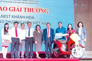 Ông Lê Hữu Hoàng - Chủ tịch Hội đồng Thành viên (mặc áo vét) cùng Ban Tổng Giám đốc Công ty Yến sào Khánh Hòa trao thưởng cho Anh Đậu Đình Phú (TPHCM) - người may mắn trúng giải thưởng 1 chiếc xe máy hiệu Honda Vision trong chương trình