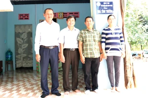 Ông Lưu Hoàng Tân - Chủ tịch, Giám đốc Công ty TNHH MTV Xổ số kiến thiết tỉnh Đồng Tháp (người đầu tiên từ trái qua) và ông Phạm Năng Hiệp - Giám đốc Công ty TNHH Xổ số kiến thiết tỉnh Bình Thuận (người thứ ba từ trái qua) trao nhà tình thương cho hộ nghè