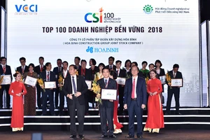 Ông Lê Viết Hải – Chủ tịch HĐQT, Tổng Giám đốc Công ty CP Tập đoàn Xây dựng Hòa Bình (người thứ hai hàng đầu từ trái qua) nhận giải thưởng Doanh nghiệp Bền vững 2018