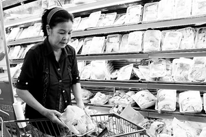 Người tiêu dùng an tâm mua thịt gà tươi ở siêu thị vì đã được kiểm dịch