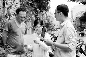 Nhân viên Công ty Cấp nước Tân Hòa tuyên truyền, vận động người dân sử dụng nước sạch