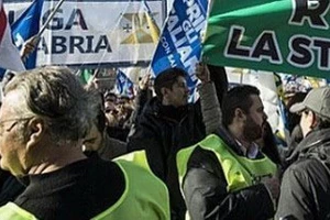 Bùng phát biểu tình tại Áo và Italy