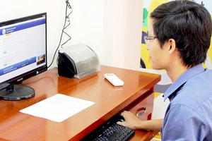 Cán bộ UBND quận Bình Tân xử lý hồ sơ do người dân gửi thông qua dịch vụ công trực tuyến. Ảnh: TUẤN VŨ