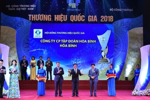 Ông Lê Viết Hải - Chủ tịch HĐQT kiêm Tổng Giám đốc Công ty CP Tập đoàn Xây dựng Hoà Bình nhận giải thưởng