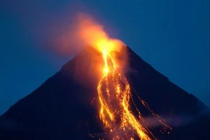 Núi lửa ở Indonesia, Philippines cùng thức giấc