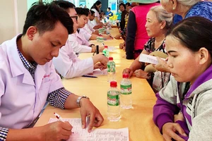 Đoàn bác sĩ thiện nguyện về với bà con nghèo xã Ninh Thượng