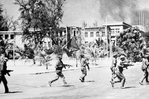 Trưa 7-1-1979, các lực lượng vũ trang cách mạng Campuchia cùng Quân tình nguyện Việt Nam tiến vào giải phóng Thủ đô Phnom Penh. Ảnh: TTXVN