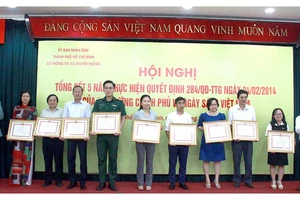 Ông Chu Văn Hòa và ông Từ Lương trao tặng bằng khen của Chủ tịch UBND TPHCM cho các tập thể có thành tích xuất sắc trong việc tổ chức và thực hiện Ngày Sách Việt Nam