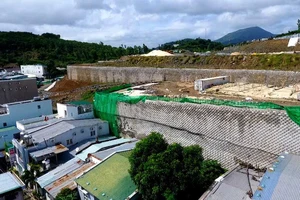 Tường Dự án Đồi Xanh Nha Trang chưa được cấp phép nhưng đã làm gần xong