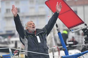 Jean-Luc Van Den Heede sau khi về đích ngày 29-1-2019 tại Les Sables d'Olonne, Pháp. Ảnh: GGR