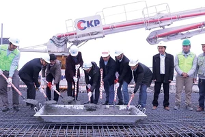 Công ty CP Tập đoàn Xây dựng Hòa Bình cất nóc dự án tổ hợp Hoàng Cầu