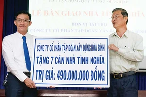 Công ty CP Tập đoàn Xây dựng Hòa Bình trao tặng 7 căn nhà tình nghĩa tại Tiền Giang