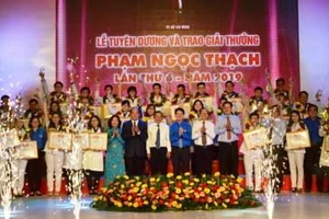 Lễ tuyên dương và trao giải thưởng Phạm Ngọc Thạch lần thứ 6 cho 37 gương thầy thuốc trẻ tiêu biểu của ngành y TPHCM. Ảnh: VOV
