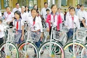 Tặng xe đạp cho học sinh nghèo biên giới