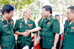 Đại tá Tô Danh Út (thứ 2 từ phải sang), Chỉ huy trưởng BĐBP TPHCM, thăm hỏi các cựu cán bộ BĐBP nghỉ hưu. Ảnh: QUANG HUY