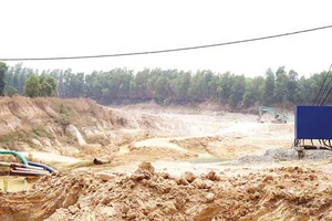 Vụ dân thiếu nước sử dụng do khai thác đất: Yêu cầu doanh nghiệp ngưng khai thác để kiểm tra