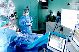 Nhiều bệnh viện ở Việt Nam đã đẩy mạnh ứng dụng trí tuệ nhân tạo và robot trong phẫu thuật