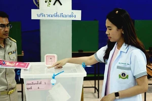 Cử tri bỏ phiếu sớm tại một địa điểm bầu cử ở Bangkok, Thái Lan. Ảnh: AFP/TTXVN