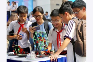 Học sinh tham quan các gian hàng triển lãm khoa học - công nghệ. Ảnh: HOÀNG HÙNG