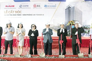 Công ty CP Tập đoàn Xây dựng Hòa Bình cất nóc công trình Lim Tower 3 vượt tiến độ 22 ngày
