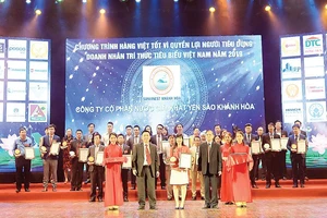 Đại diện Công ty CP Nước giải khát Yến sào Khánh Hòa vinh dự nhận giải thưởng