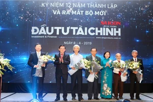 Trưởng Ban Tuyên giáo Thành ủy TPHCM Thân Thị Thư và Tổng Biên tập Báo SGGP Nguyễn Tấn Phong tặng hoa các chuyên gia. Ảnh: HOÀNG HÙNG