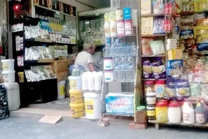 Các loại hóa chất, phụ gia thực phẩm bày bán công khai tại phố Hàng Buồm, Hà Nội