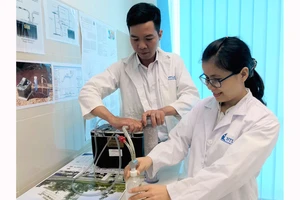 Th.S Nguyễn Văn Thắng và đồng nghiệp đang nghiên cứu tại Phòng thí nghiệm Kỹ thuật Hạt nhân Trường ĐH Khoa học Tự nhiên (ĐH Quốc gia TPHCM)