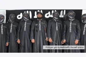 Hình ảnh từ video do trang tin Amaq của IS công bố về những kẻ đánh bom ở Sri Lanka, người ở giữa được cho là Zahran Hashim, thủ lĩnh vụ tấn công