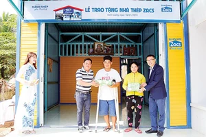 Tôn Zacs và đại lý ủy quyền trao tặng 50 ngôi nhà thép cho người lao động nghèo 