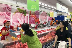 Khách hàng đang chọn mua thịt heo VietGAP tại siêu thị Co.opmart