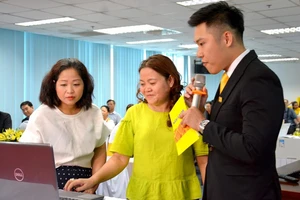 Đại diện khách hàng trực tiếp kiểm tra chương trình quay số trước sự chứng kiến của Bà Bùi Hoàng Yến - Phó trưởng Đại diện phía Nam Cục Xúc tiến thương mại (Bộ Công thương).