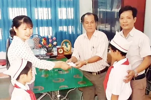 Hai học sinh trả lại túi vàng 6,5 chỉ