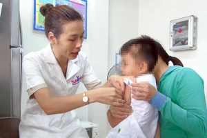 Tiêm chủng cho trẻ tại Trung tâm Kiểm soát bệnh tật tỉnh Bình Phước