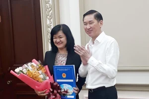 Phó Chủ tịch UBND TPHCM Trần Vĩnh Tuyến trao quyết định bổ nhiệm bà Trần Mai Phương