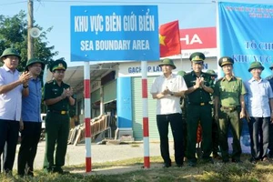 Các lực lượng tham gia công bố hoàn thành cắm biển báo khu vực biên giới biển. Ảnh: Biên phòng/Minh Toàn