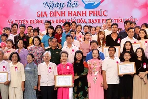 Phó Bí thư Thành ủy TPHCM Võ Thị Dung tuyên dương các gia đình hạnh phúc tiêu biểu