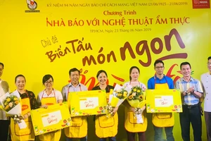 Đồng chí Lê Văn Minh, Phó trưởng Ban Tuyên giáo Thành ủy TPHCM (bìa trái) trao giải ẩm thực vàng, bạc, đồng cho các thí sinh