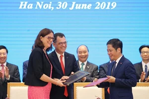 Thủ tướng Nguyễn Xuân Phúc chứng kiến Lễ ký Hiệp định Thương mại tự do giữa Việt Nam và Liên minh châu Âu. Ảnh: Lâm Khánh/TTXVN