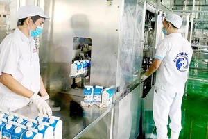 Liên minh HTX TPHCM hỗ trợ HTX bò sữa Tân Thông Hội mua sắm thiết bị và vật tư sản xuất