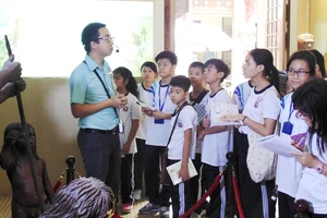 Một tiết học Lịch sử của học sinh Trường THCS Trần Văn Ơn (quận 1) tại bảo tàng. Ảnh: THU TÂM
