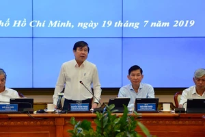 Chủ tịch UBND TPHCM Nguyễn Thành Phong phát biểu tại cuộc họp. Ảnh: VIỆT DŨNG
