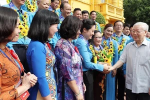 Tổng Bí thư, Chủ tịch nước Nguyễn Phú Trọng cùng các Chủ tịch công đoàn cơ sở tiêu biểu và cán bộ công đoàn. Ảnh: TTXVN