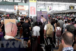 Hành khách tại sân bay quốc tế Suvarnabhumi, Bangkok, Thái Lan. Ảnh: TTXVN