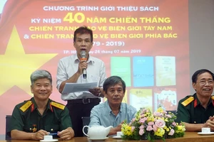 Nhà thơ Lê Minh Quốc (đứng) cùng 3 tác giả Đoàn Tuấn, Nguyễn Thành Nhân và Nguyễn Vũ Điền (từ trái qua) tại buổi giới thiệu bộ sách Bốn mùa