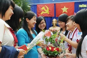 Học sinh trở về trường cũ tặng hoa tri ân cô giáo nhân Ngày Nhà giáo Việt Nam. Ảnh: MAI HẢI