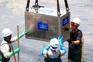 Chuyên gia Nhật Bản và Việt Nam tiến hàn lắp đặt thiết bị hệ thống Nano - Bioreactor để xử lý ô nhiễm ở sông Tô Lịch