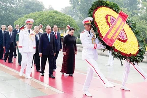 Đoàn đại biểu lãnh đạo, nguyên lãnh đạo Đảng, Nhà nước, MTTQ Việt Nam đặt vòng hoa, tưởng niệm các Anh hùng Liệt sĩ. Ảnh: TTXVN